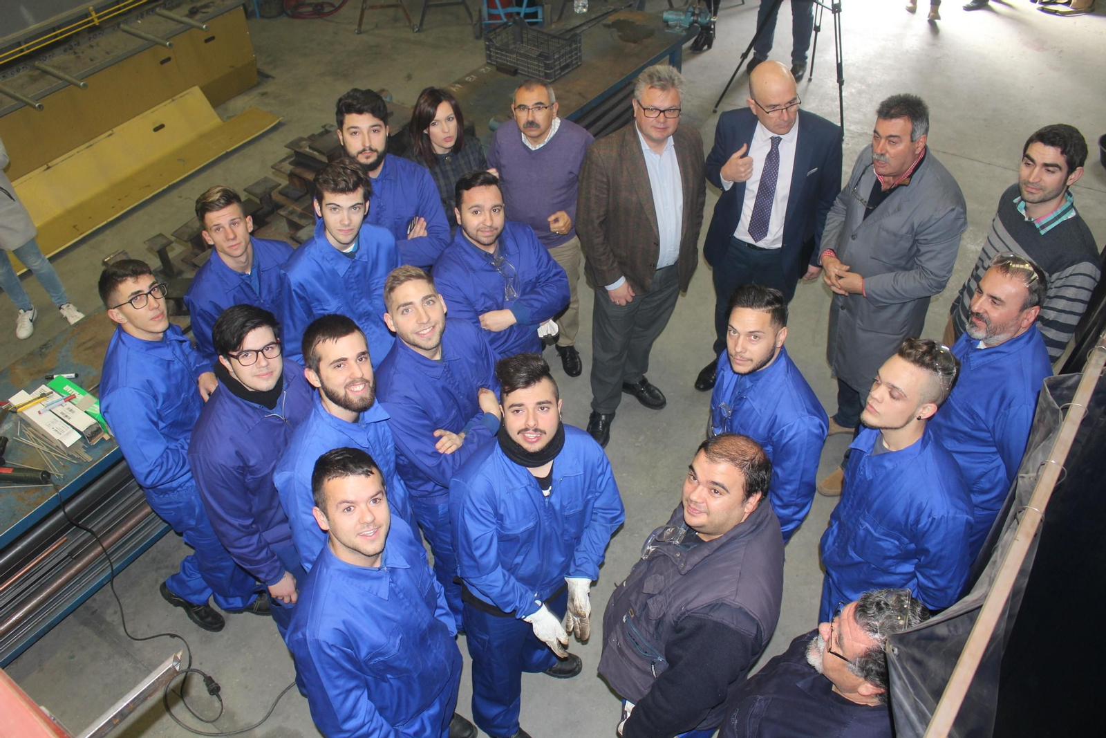 Morales y Carmona, junto a alumnos del curso.