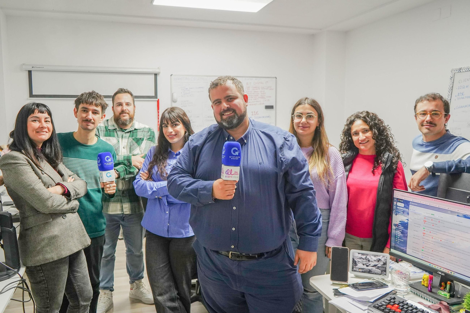 Mario Pablo Sánchez, CEO y fundador de Startidea junto a algunos de sus compañeros y compañeras, claves en el crecimiento de la agencia.