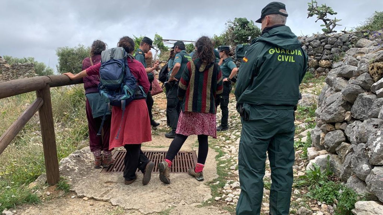 La Guardia Civil identifica a personas del campamento de Benaocaz.