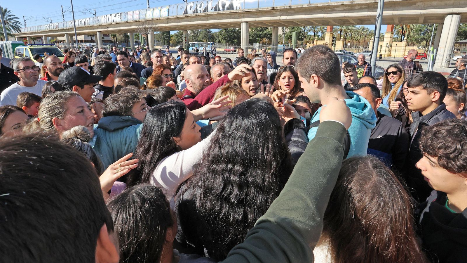 El público rodea a uno de los repartidores de los tiques.