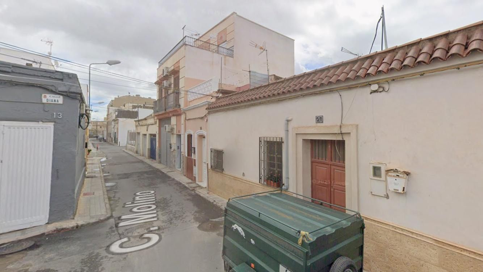 Calle Molino de Almería, donde cayó el hombre que resultó herido.