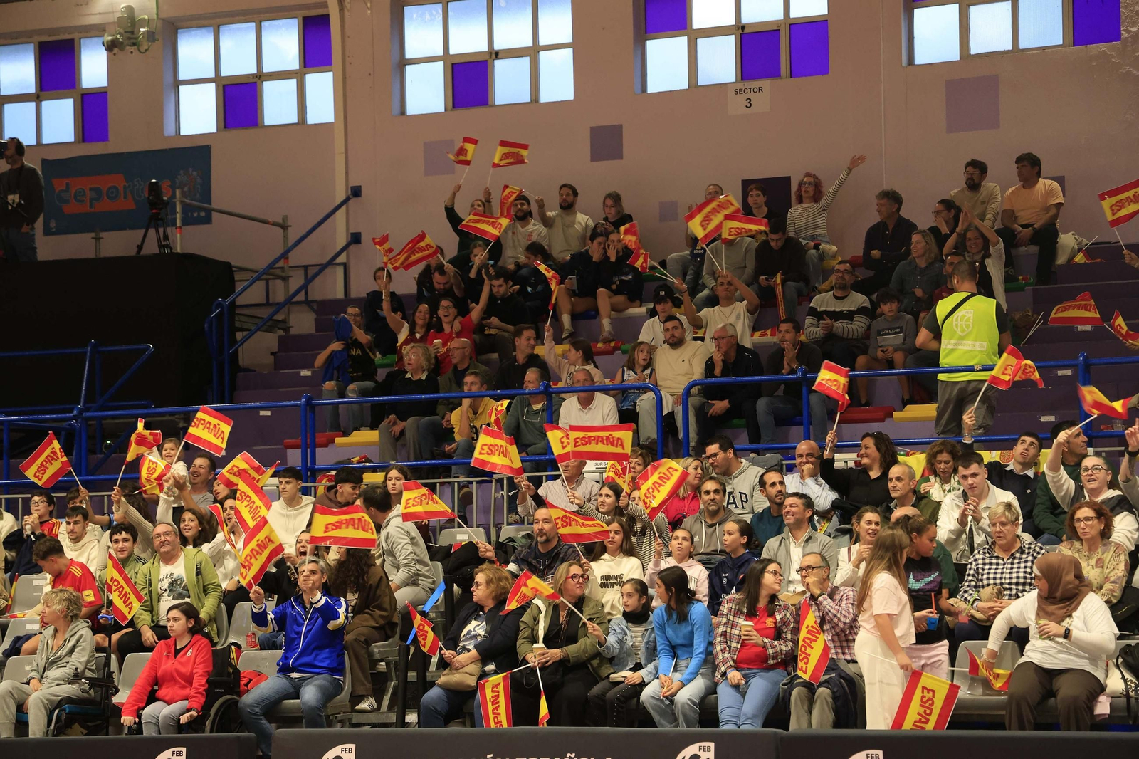 Fotos del partido y ambiente en el España-Francia del Torneo Internacional de Baloncesto Femenino en La Línea
