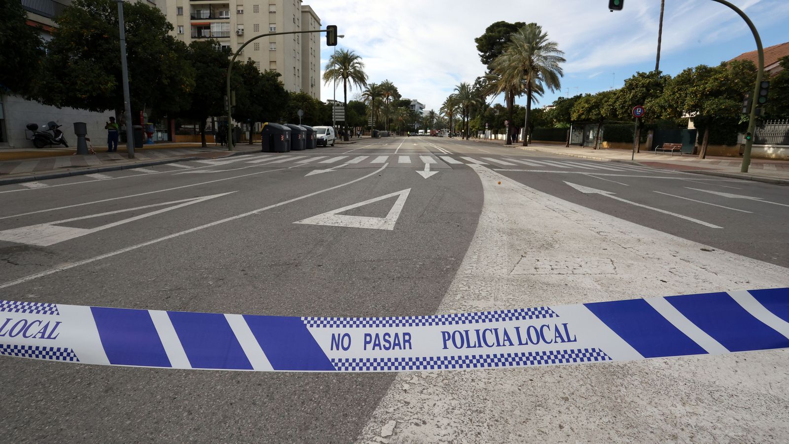 Cinta de la Policía Local en el corte de la avenida junto a la plaza del Caballo.
