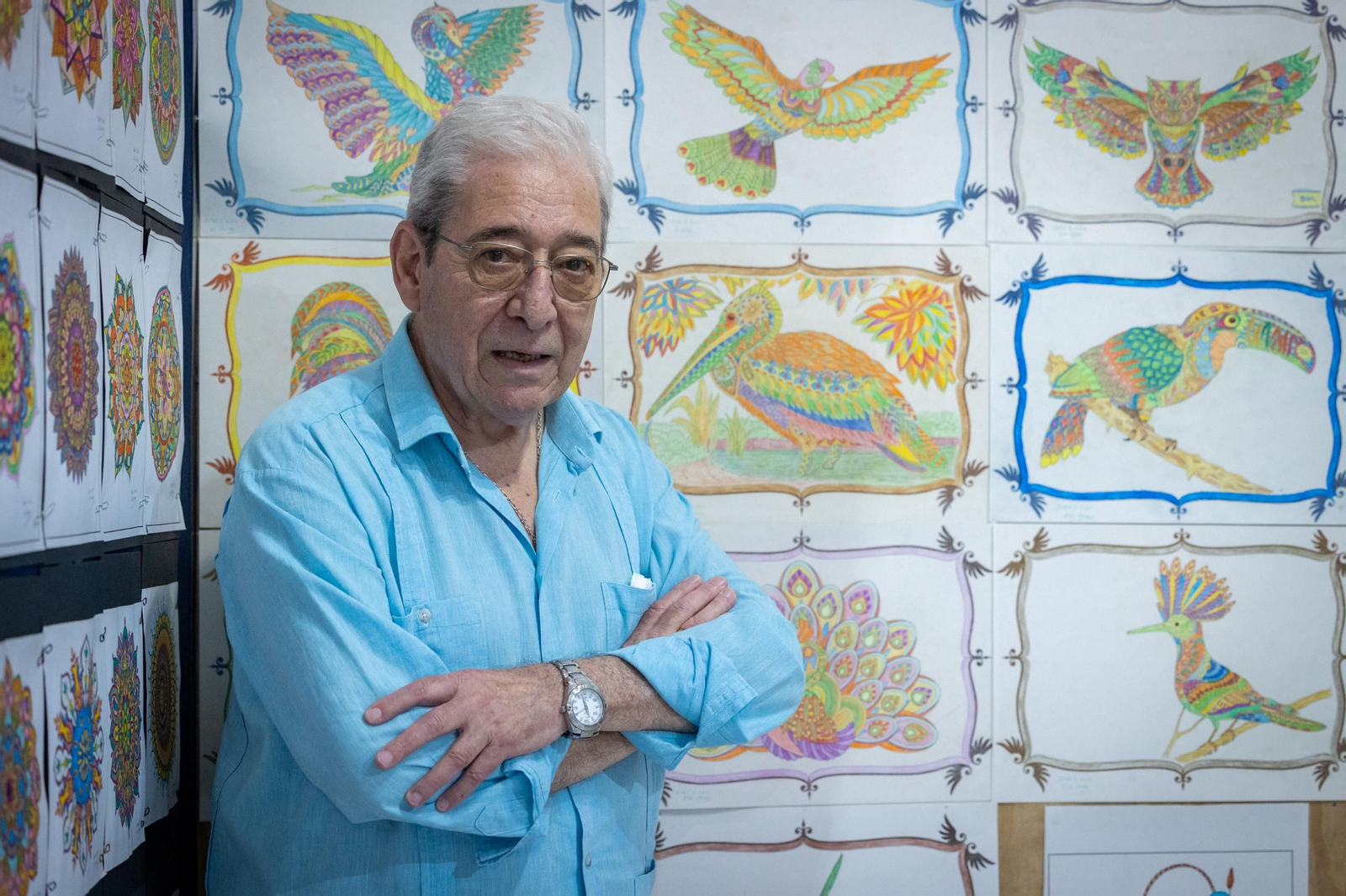 Juan José Galnares, con algunos dibujos mandala que forman parte de la exposición abierta en el Centro de Participación Activa de la calle Zaragoza.