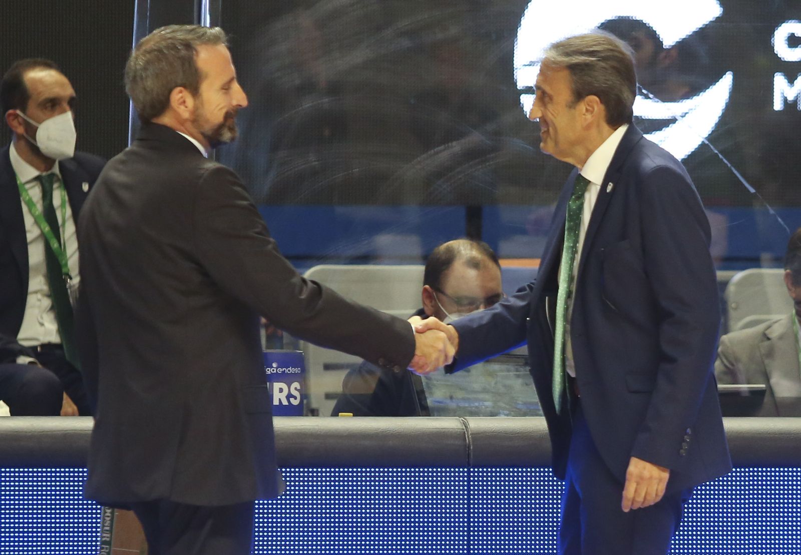 Joan Plaza y Luis Casimiro se saludan en el partido en el Carpena de la pasada campaña.