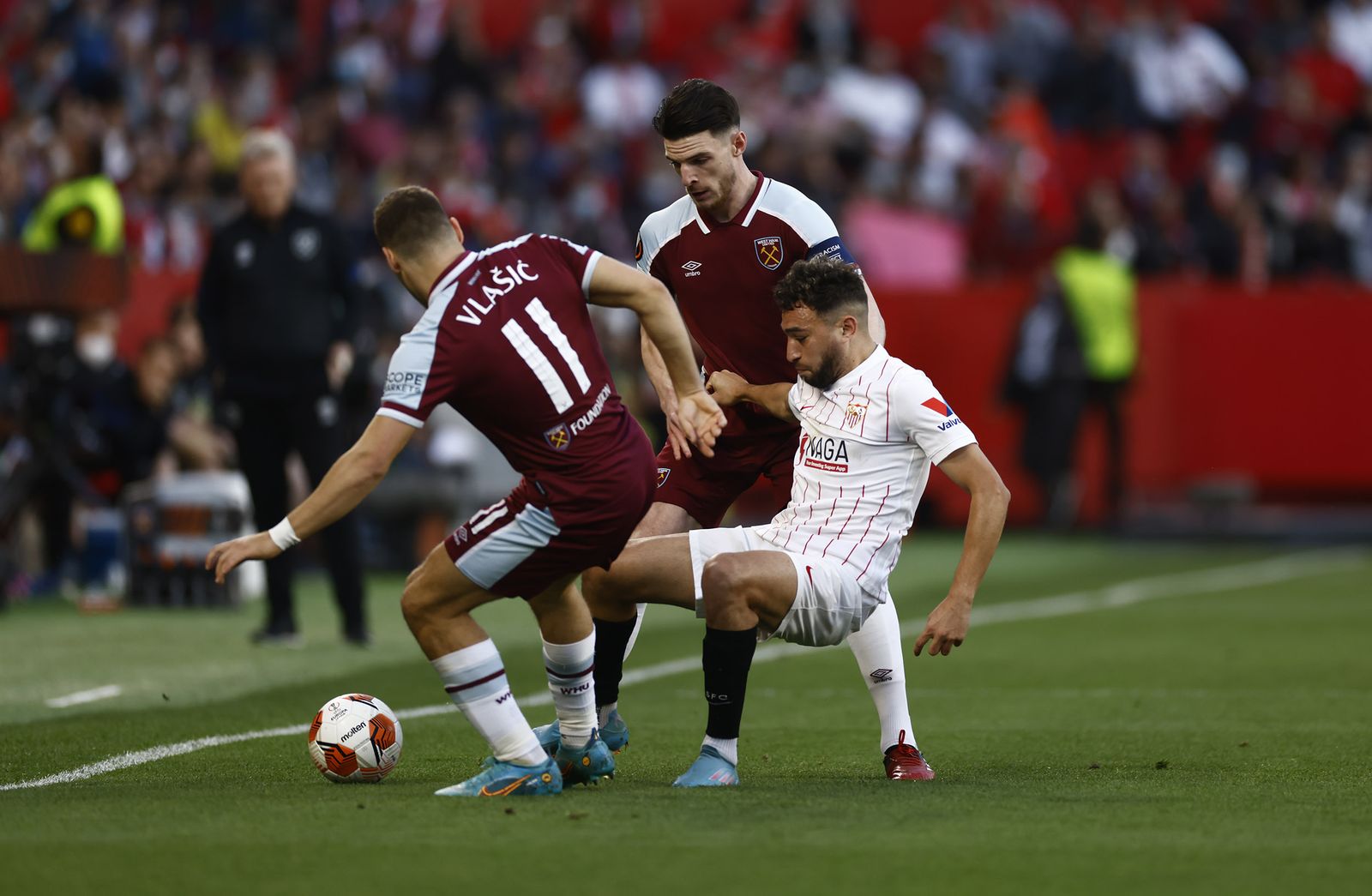 Munir, entre Vlasic y Rice, pelea por un balón.