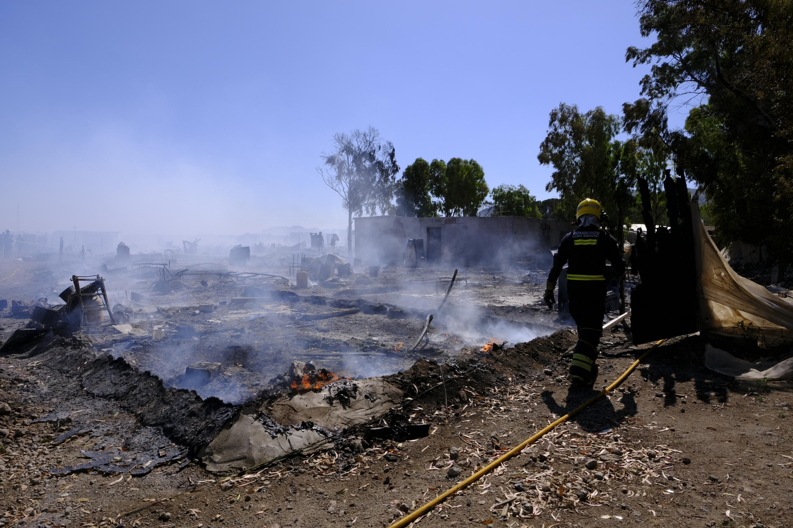 Fotogalería incendio asentamiento de chabolas en Atochares-Níjar (Almería)