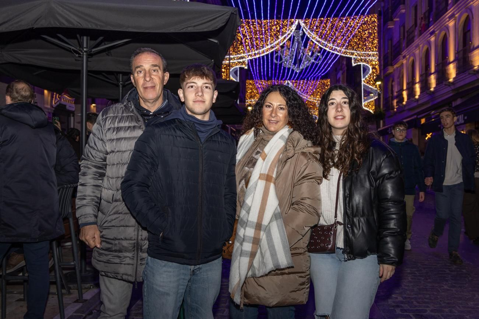 Los jiennenses disfrutan del centro de la ciudad, rodeados de un ambiente navideño