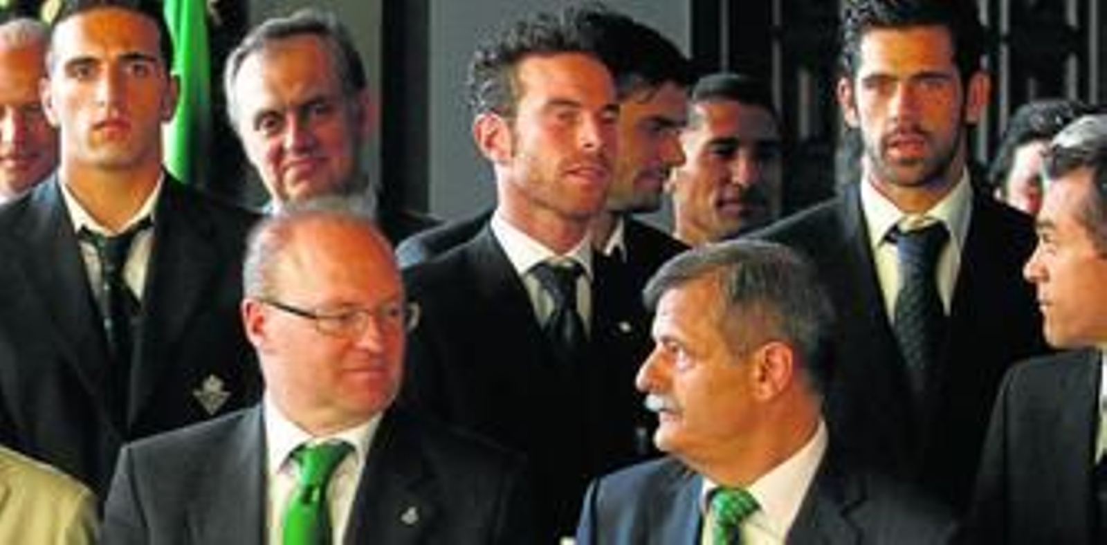 Pepe Mel, José Antonio Bosch y varios futbolistas, ayer en el Palacio de San Telmo durante la recepción ofrecida por el presidente de la Junta de Andalucía.