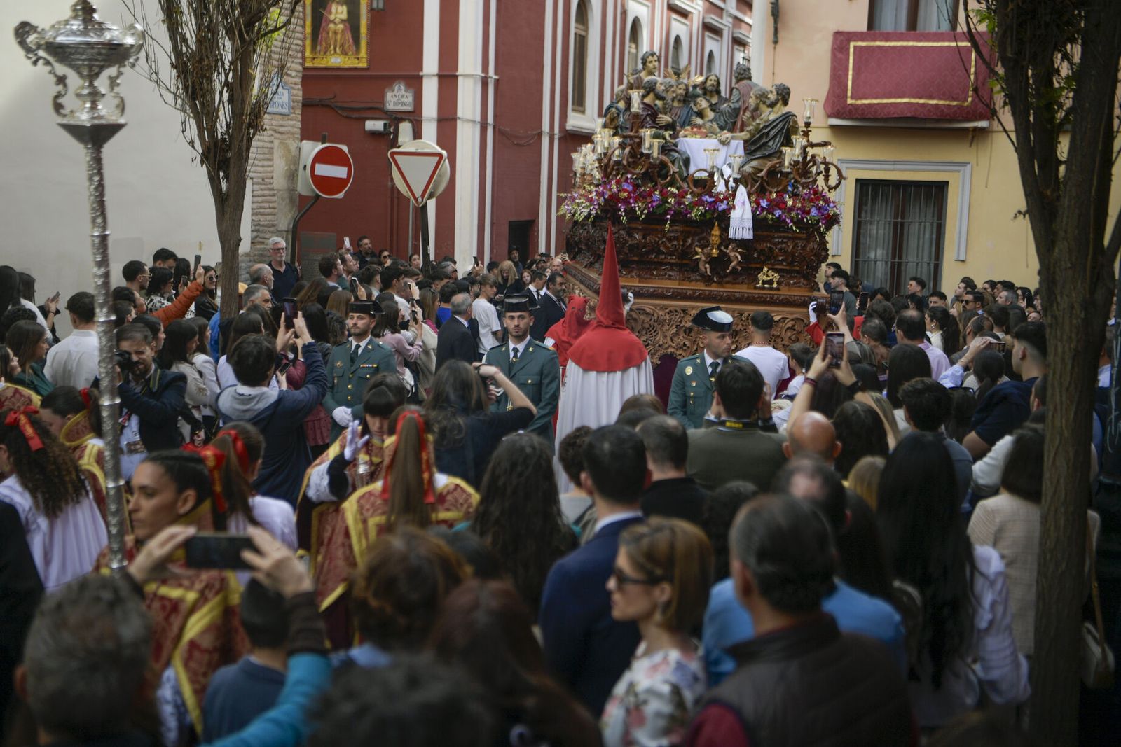 Así vivió Granada la salida de la Hermandad de la Santa Cena Sacramental 2025