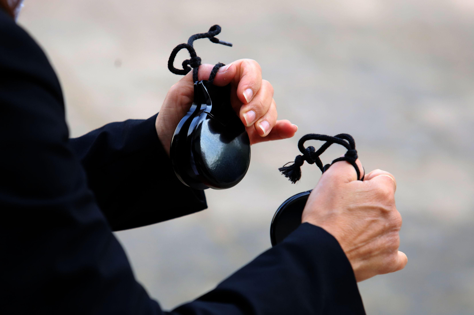 Imágenes del taller de tocar palillos de la programación de Cultura en los Barrios