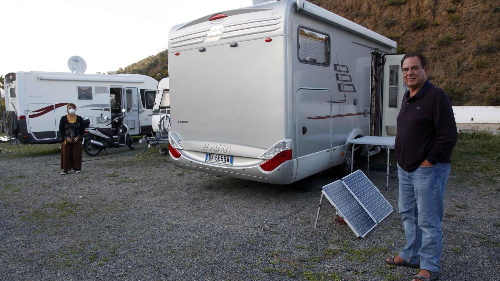 Dos de las personas confinadas en sus caravana.