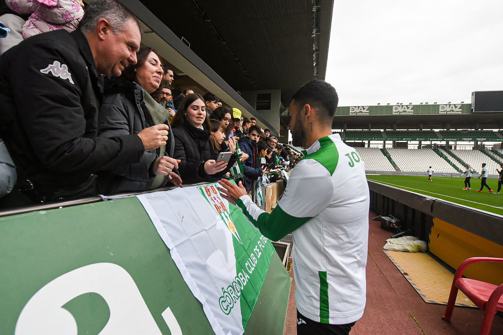 El Córdoba CF se deja querer por su afición en el Día de Año Nuevo: las fotos del entrenamiento de puertas abiertas