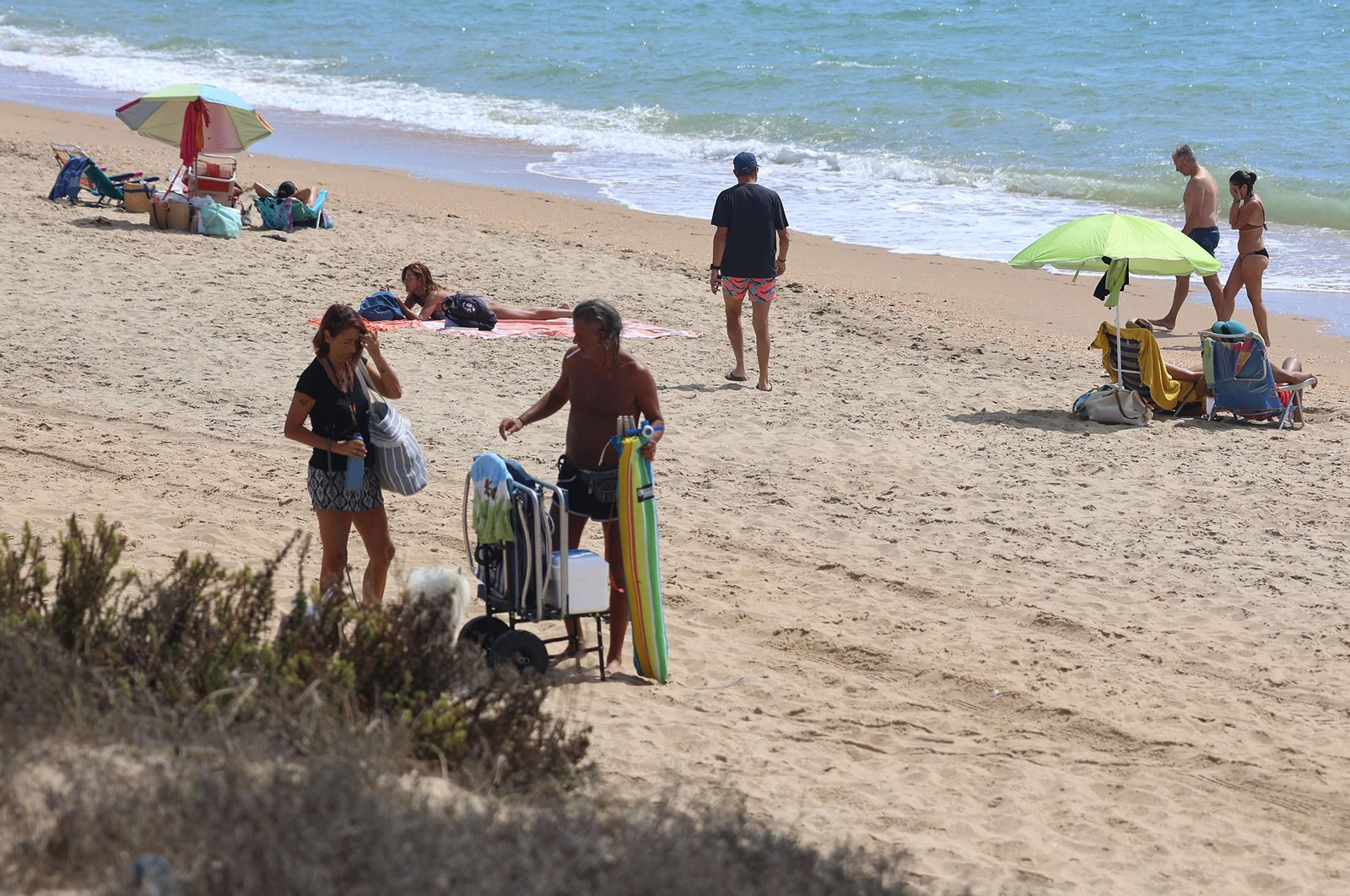 Imágenes del ambiente en las playas de Huelva durante la mañana del domingo