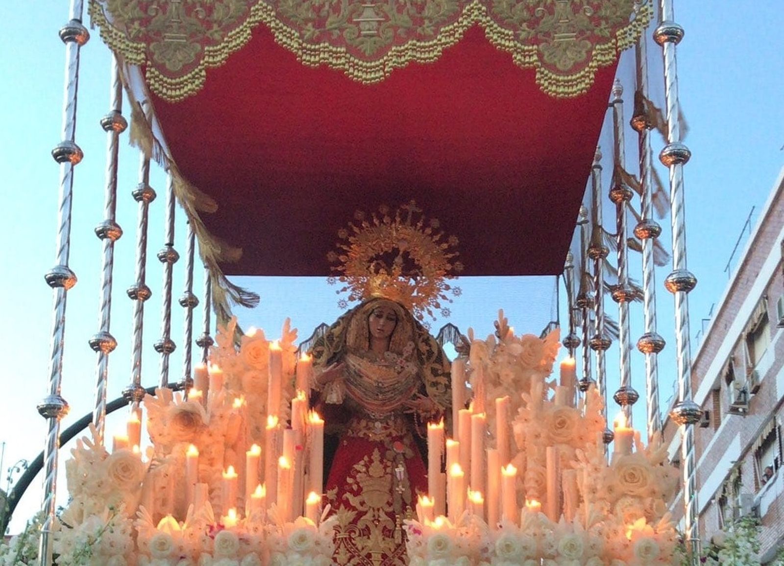 Paso de palio de la Virgen de la O en una procesión.