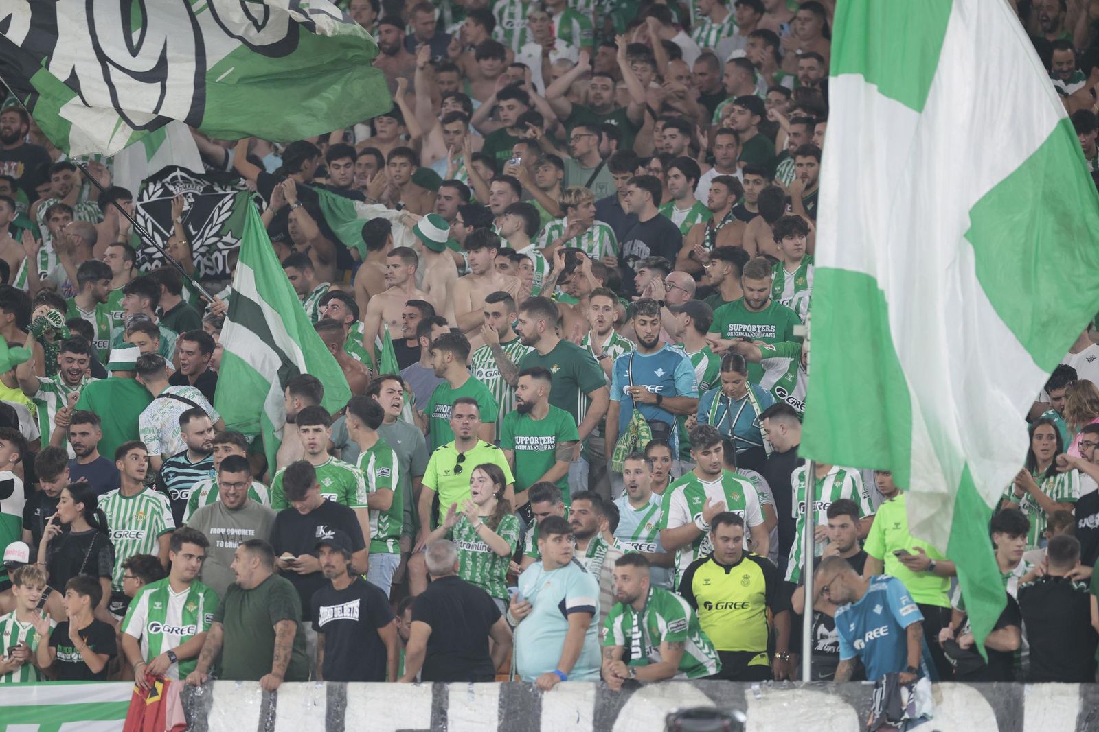 Búscate en las fotos del Betis - Nottingham Forest