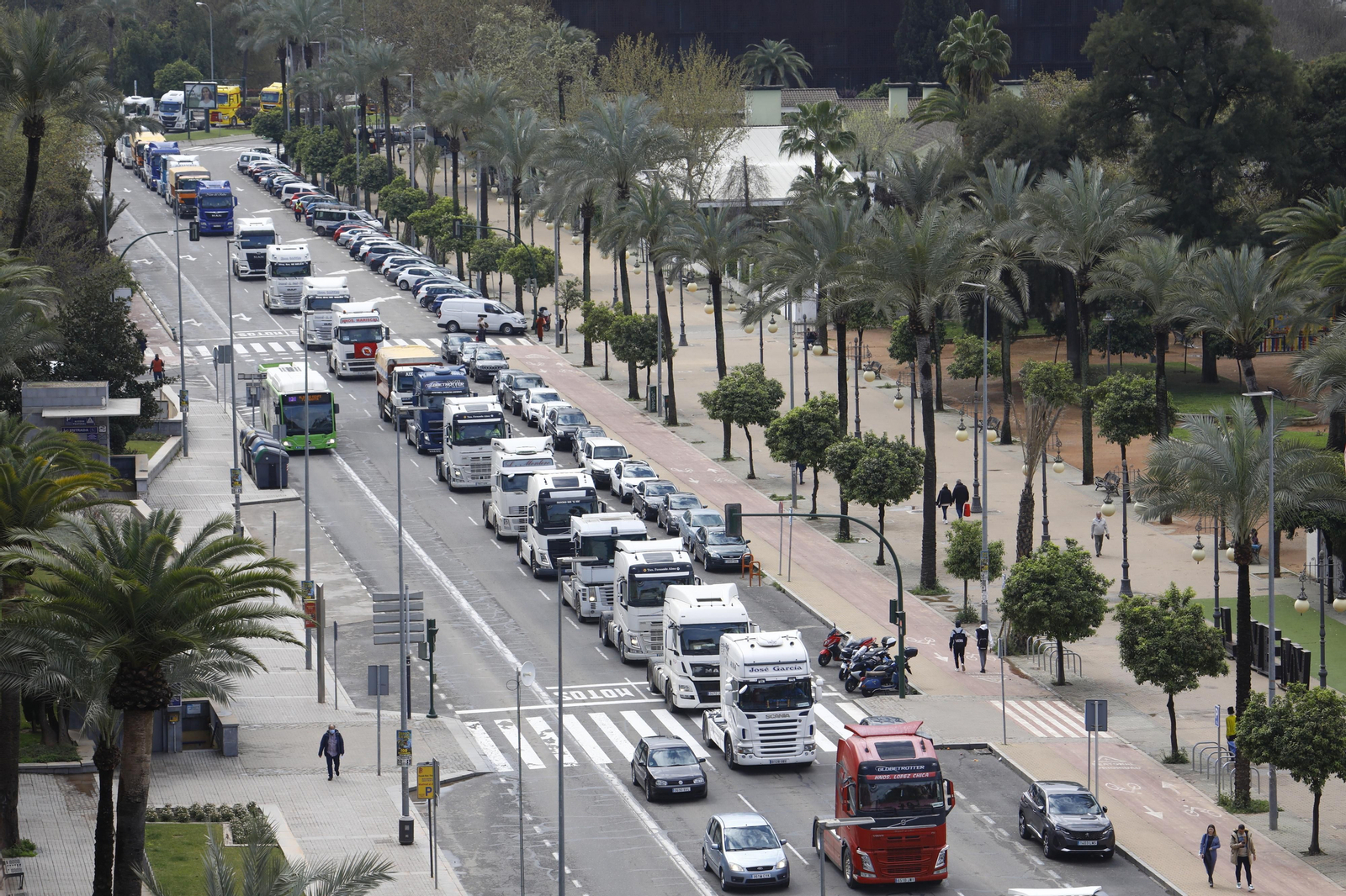 Los transportistas colapsan el centro de Córdoba, en imágenes