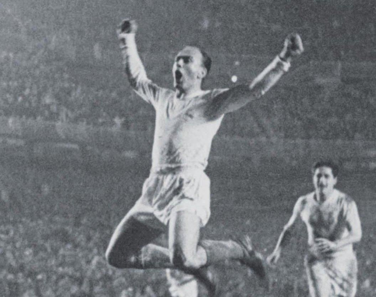Alfredo di Stéfano, leyenda del Real Madrid y del fútbol mundial, celebra efusivamente un gol.