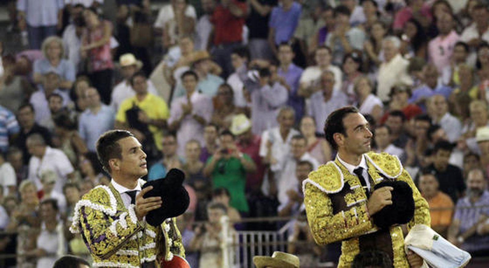 Enrique Ponce y José María Manzanares abrieron la puerta grande de Manolo Segura. Conde pasó inadvertido.   Foto: Migue Fernandez