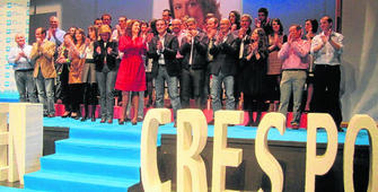 La alcaldesa de Adra, Carmen Crespo, junto a los integrantes de la candidatura del PP.