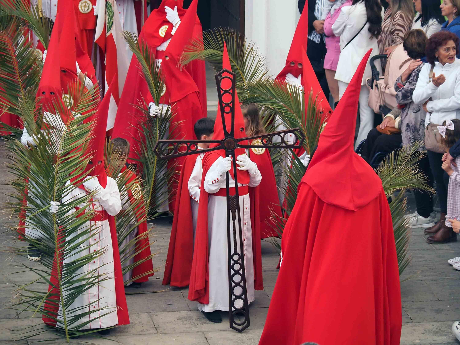 Las mejores imágenes de 'La Mulita' en Isla Cristina, única procesión en la tarde del Domingo de Ramos en la costa onubense