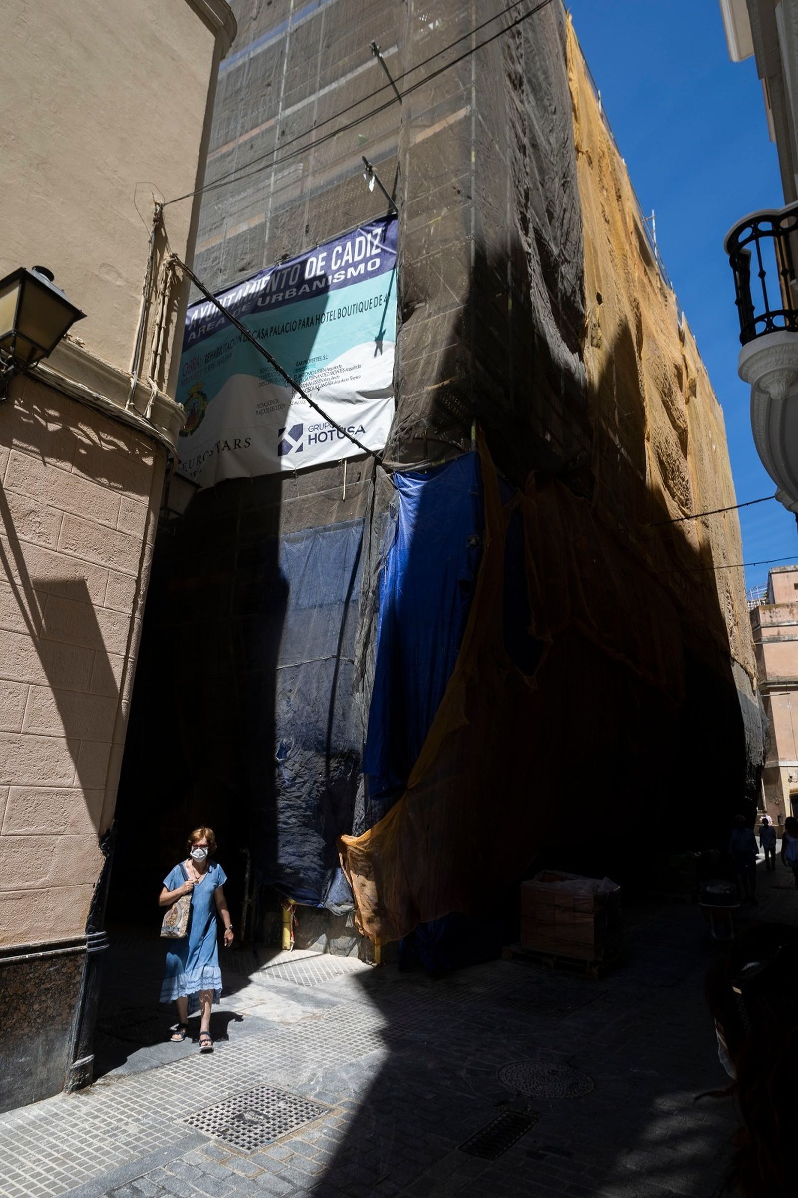 La finca de Sagasta, 1 con la malla protectora y el cartel de Obras.