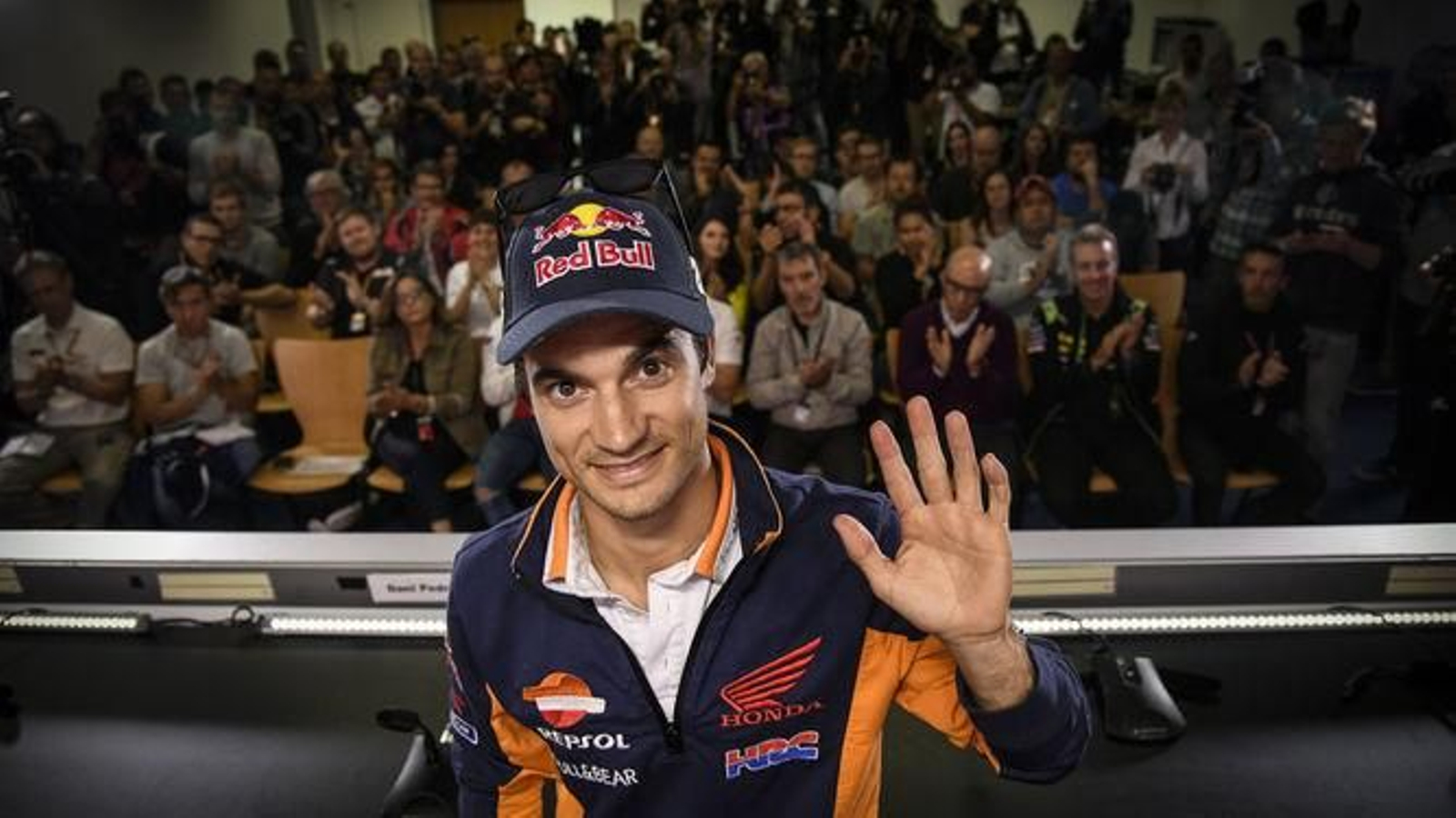 Dani Pedrosa, en la rueda de prensa de ayer; en primera fila, su padre junto a Carmelo Ezpeleta; a la izquierda, su madre.