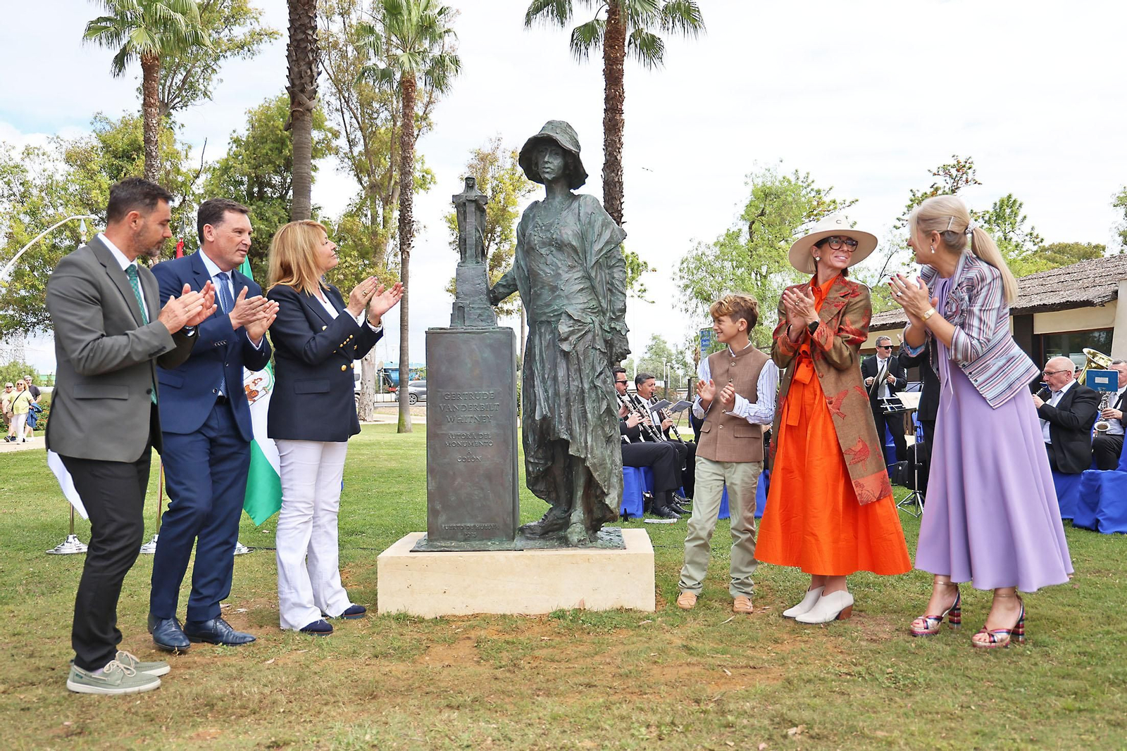 Las imágenes de la inauguración de la escultura a Miss Whitney
