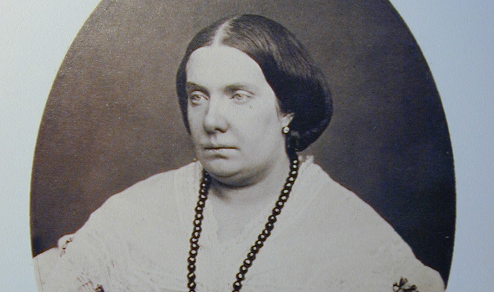 1868 hace 150 añosLa reina Isabel de Borbón abandona España