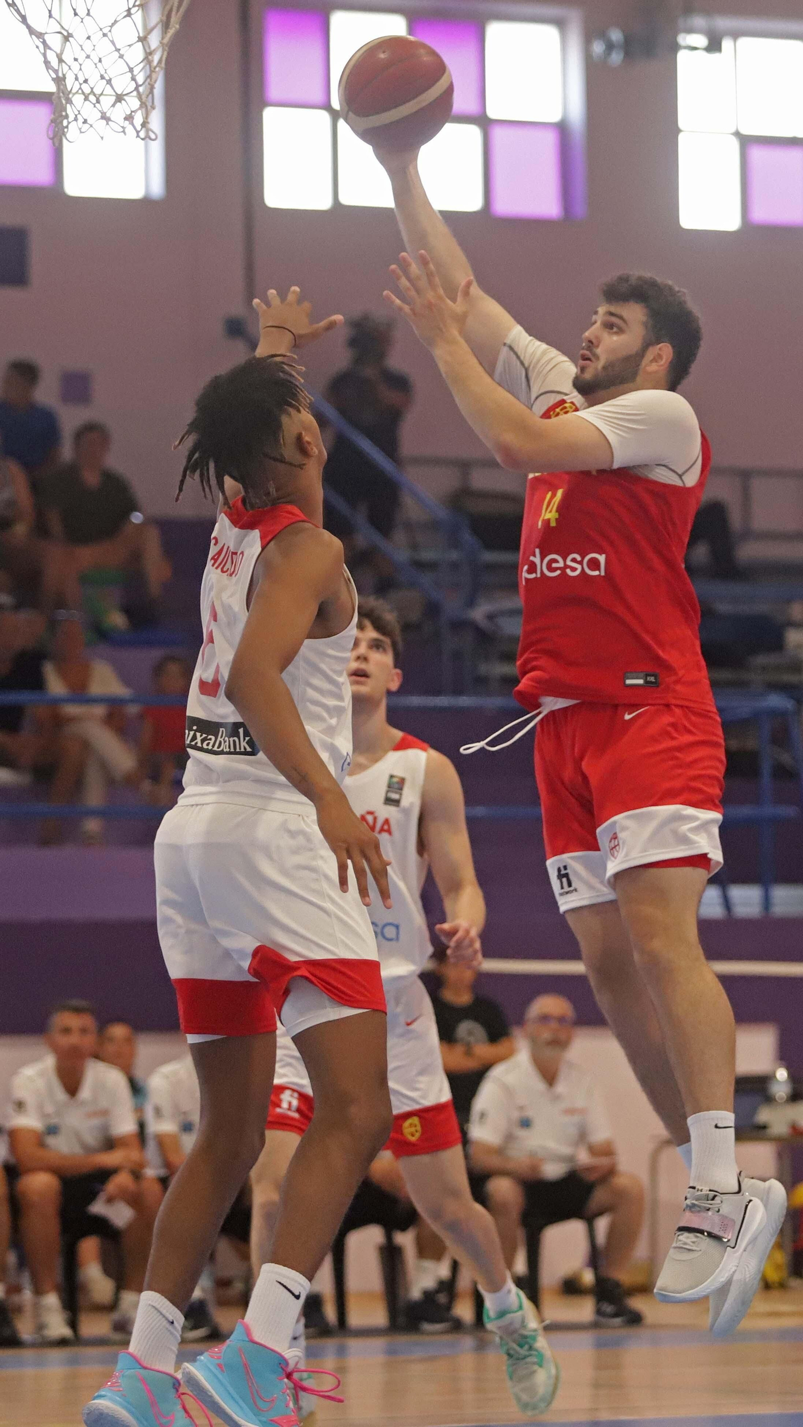 Fotos del segundo partido de baloncesto entre España sub-20 y España sub-22 en La Línea