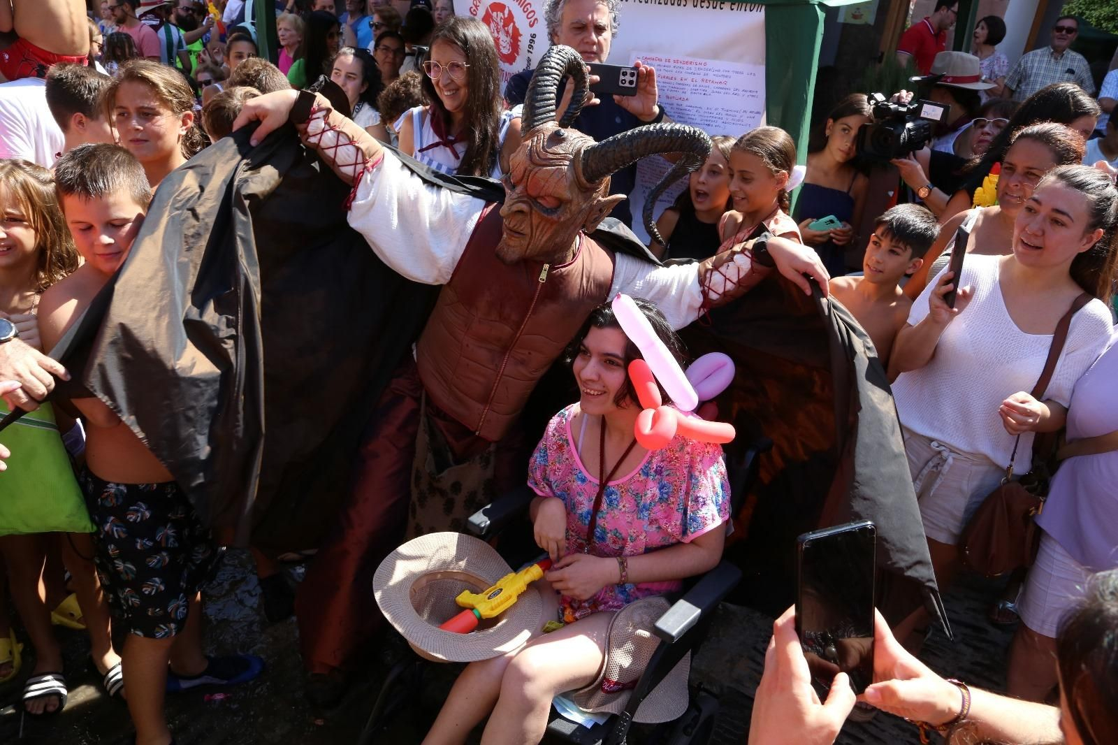 Las mejores imágenes de la fiesta de la Diablilla en Montoro: sustos, diversión y un espectacular tobogán gigante