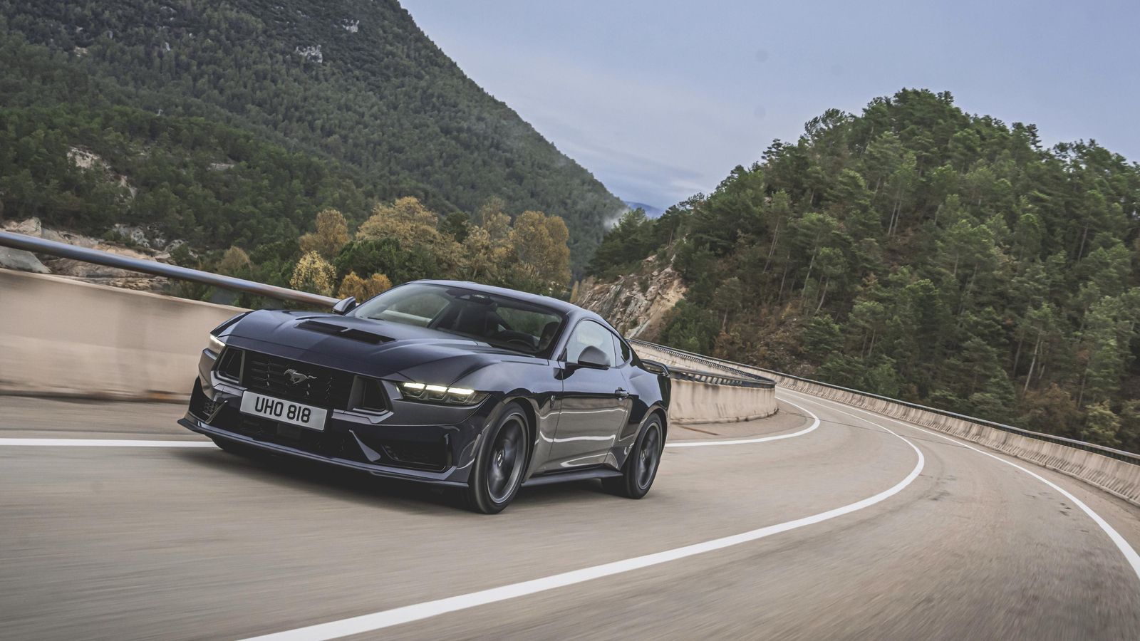 Para la combinación con el motor de este coche siempre pueden seleccionarse dos tipos de cajas de cambios: una manual de seis marchas o una automática de diez. Para la combinación con el motor de este coche siempre pueden seleccionarse dos tipos de cajas de cambios: una manual de seis marchas o una automática de diez.
