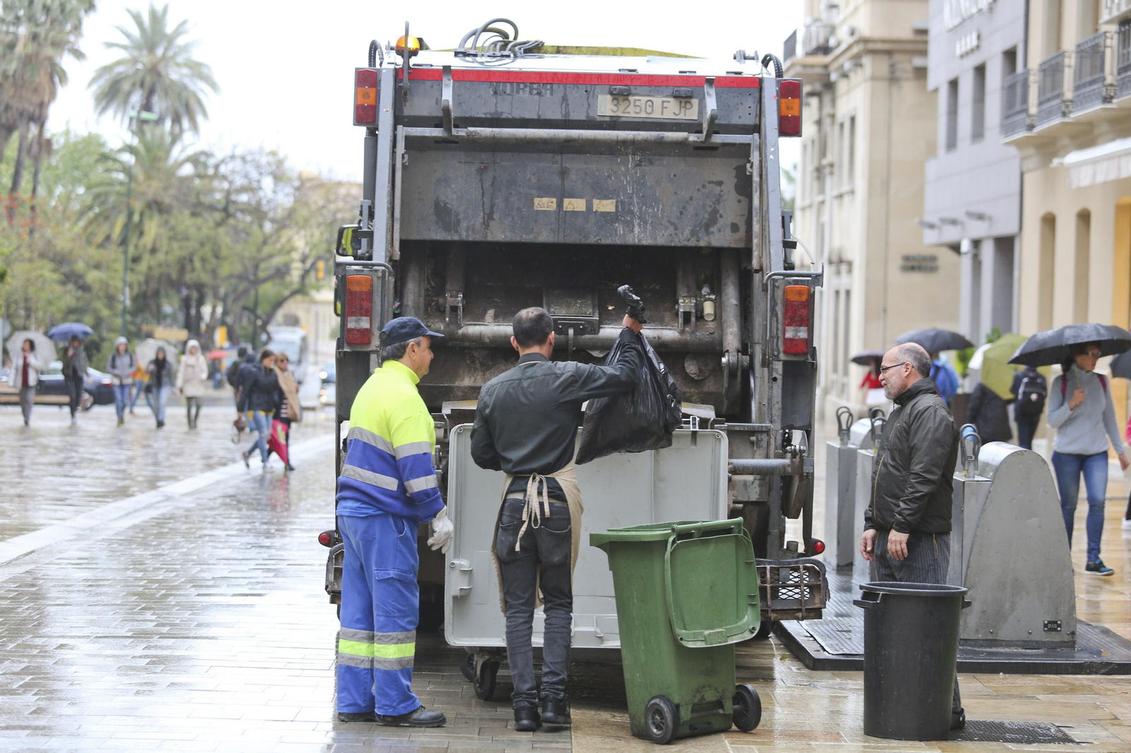 Un camión de Limasa recoge la basura de los negocios de hostelería del Centro histórico.