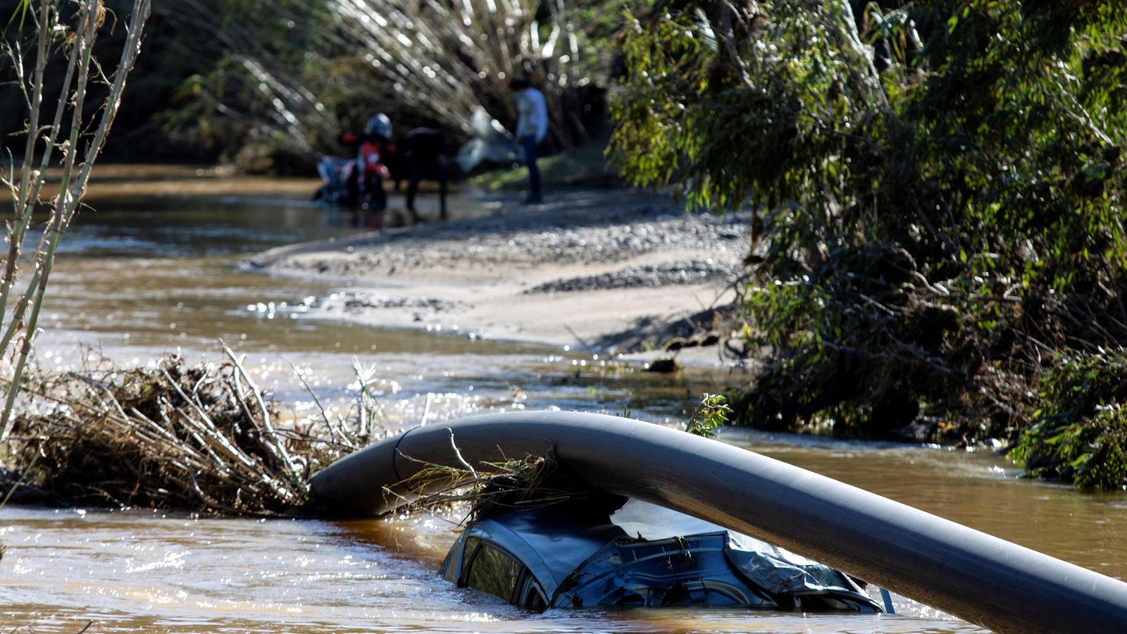 El coche, sumergido en el río. El coche, sumergido en el río.