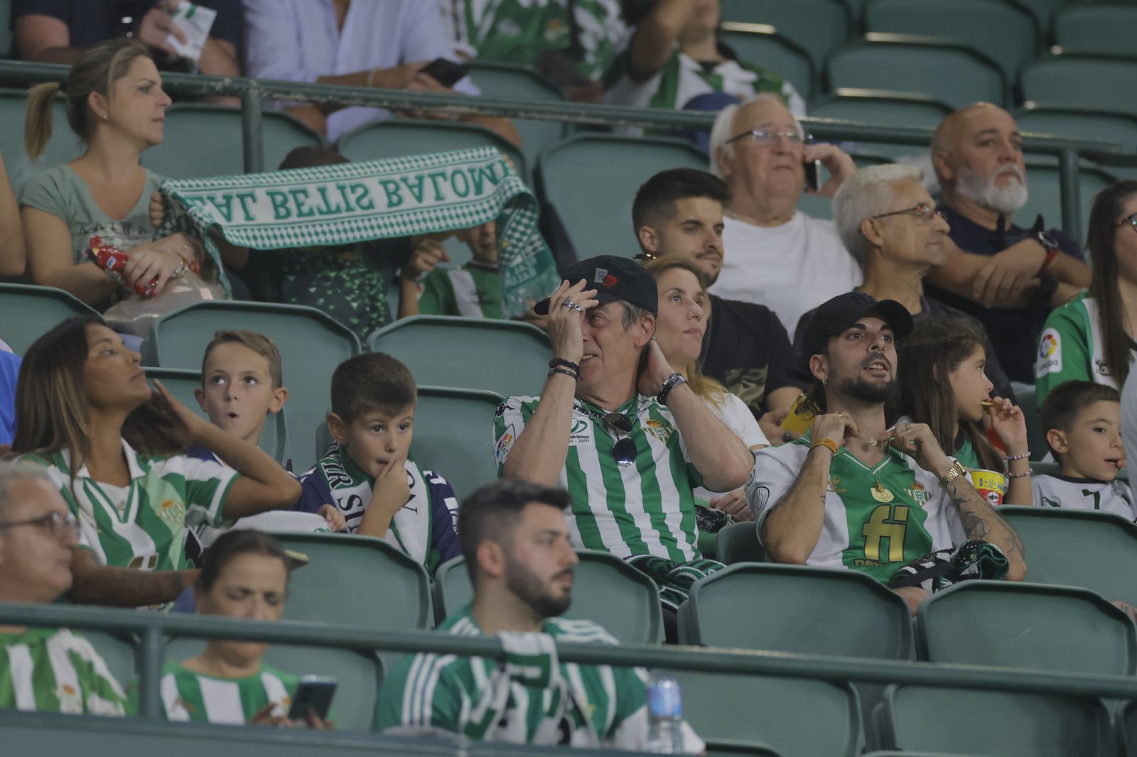 Búscate en las fotos del Betis-Valencia
