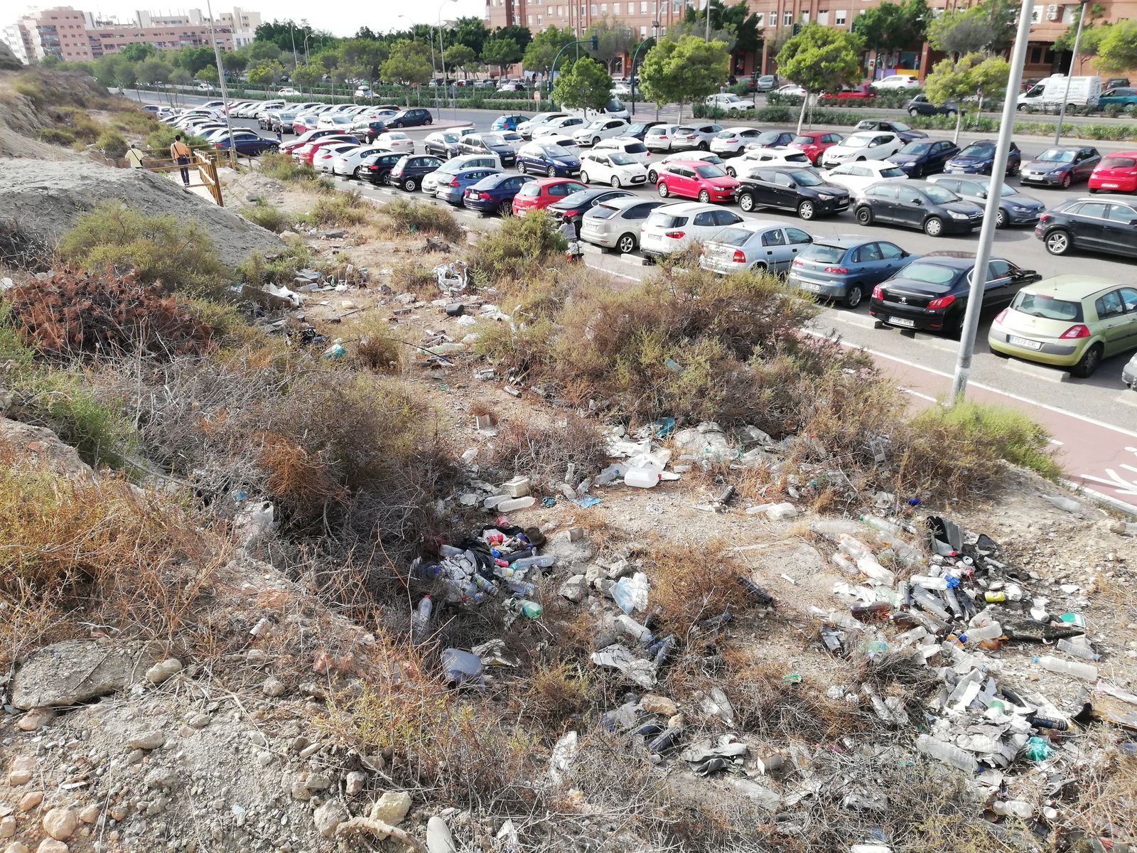 Basura acumulada alrededor del Hospital Torrecárdenas