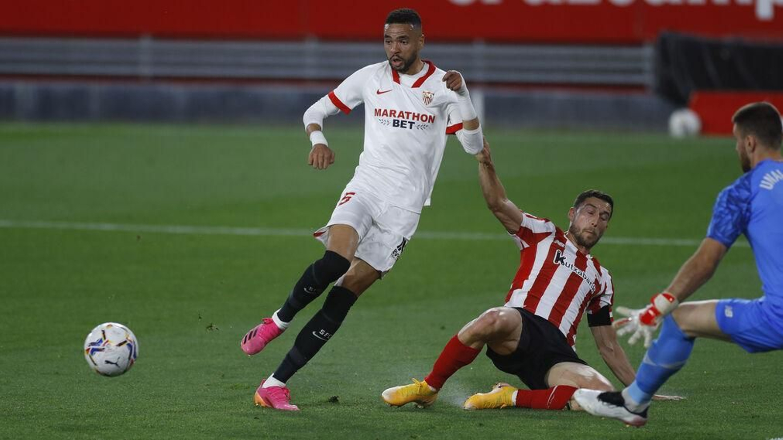 En-Nesyri, ante De Marcos y Unai Simón, en uno de los ataques francos del Sevilla.