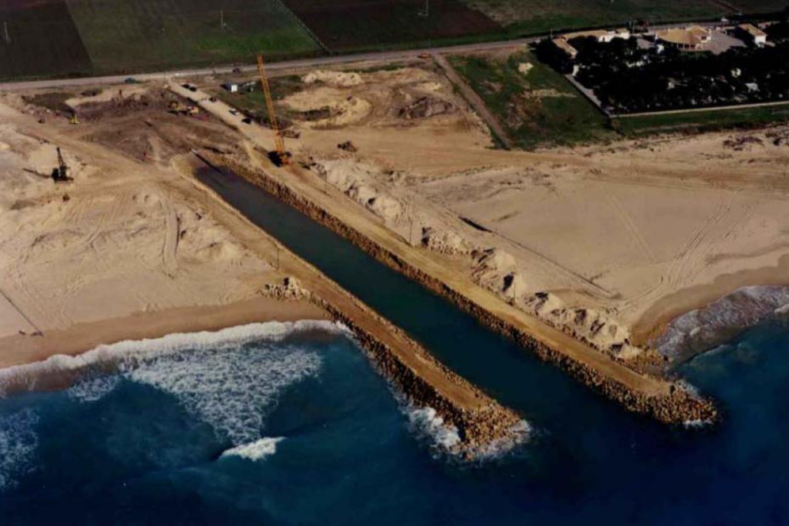 Obras de construcción del gasoducto Magreb-Europa en Zahara de los Atunes