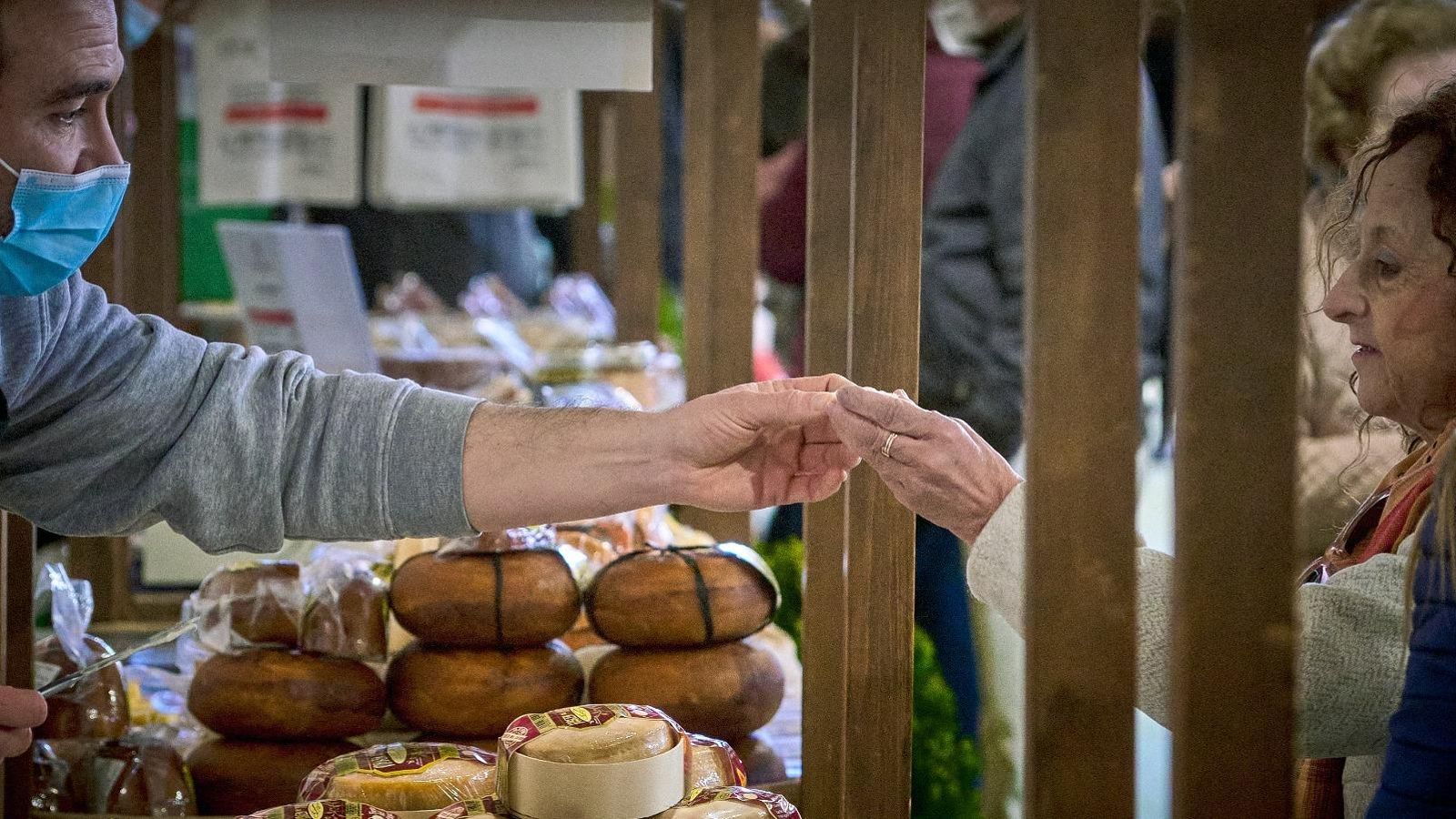 Una mujer prueba una variedad de queso en la muestra.