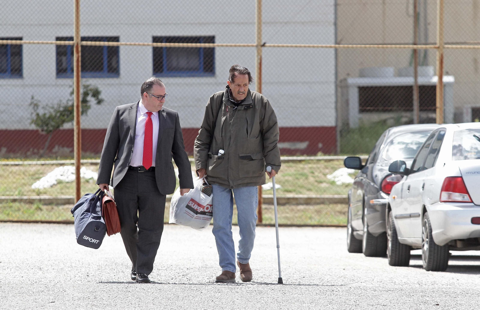 Imagen de archivo de Julián Muñoz, a la derecha, junto a su abogado, a la salida del CIS de Algeciras.