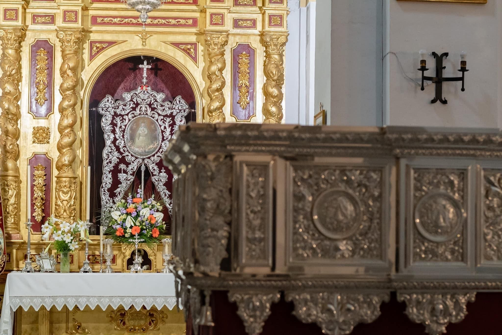 Los espectaculares nuevos faldones de la Carreta de Plata de la Hermandad del Rocío de Villamanrique