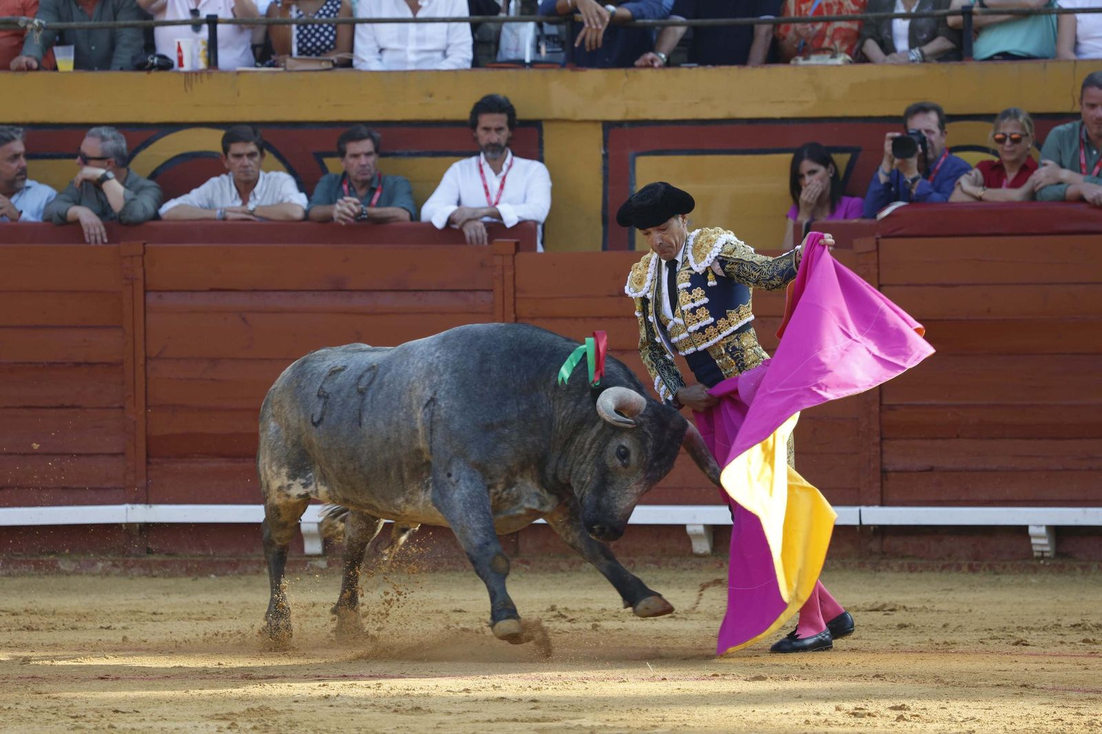 Una decepcionante corrida de Miura con Esaú Fernández a hombros cierra Algeciras