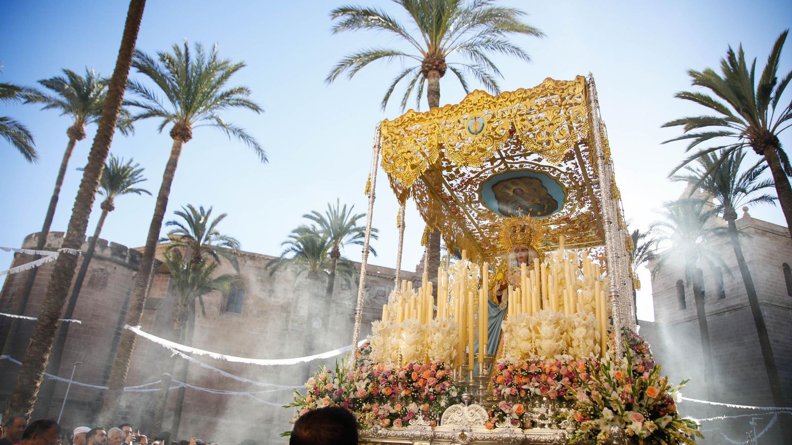 Vea la salida de la Hermandad de Los Ángeles de la Catedral de Almería