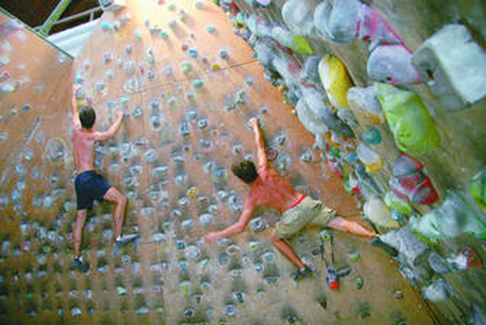 Jóvenes practicando escalada en la sala 'bulder' de San Bernardo.