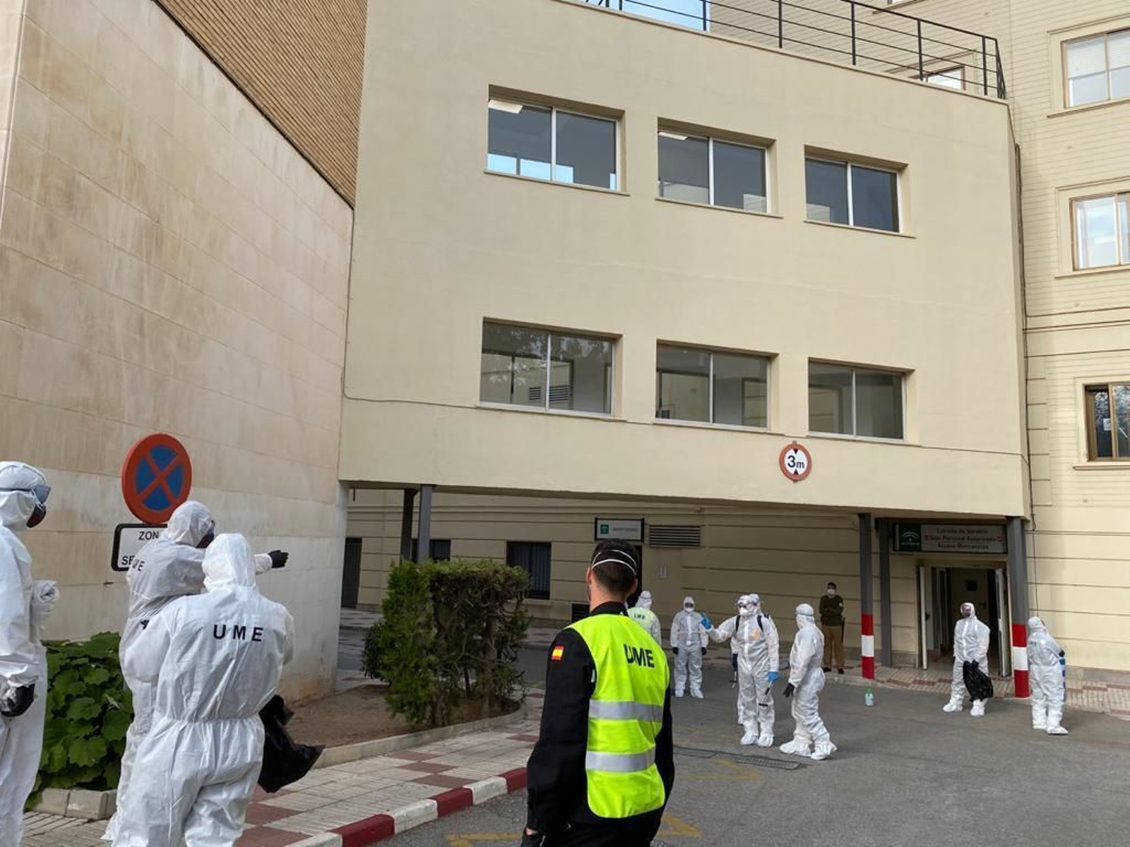 Coronavirus en Málaga: Las fotos de la UME desinfectando el Hospital Regional