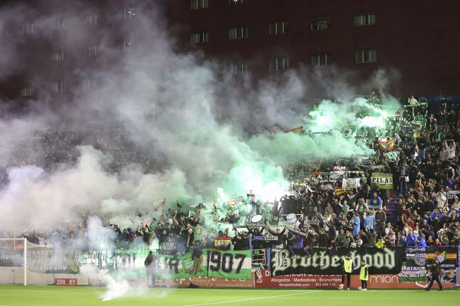 la afición del Betis hizo acto de presencia en el Francisco de la Hera la pasada temporada ante el Hernán Cortés.