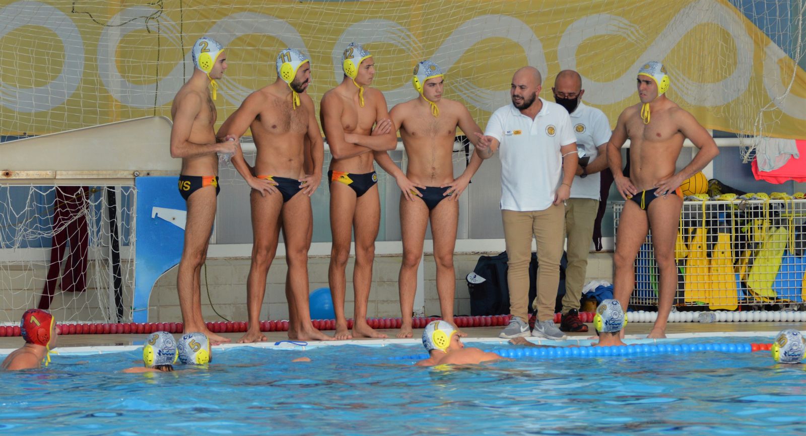 Dani García da instrucciones a los jugadores del Waterpolo Sevilla.