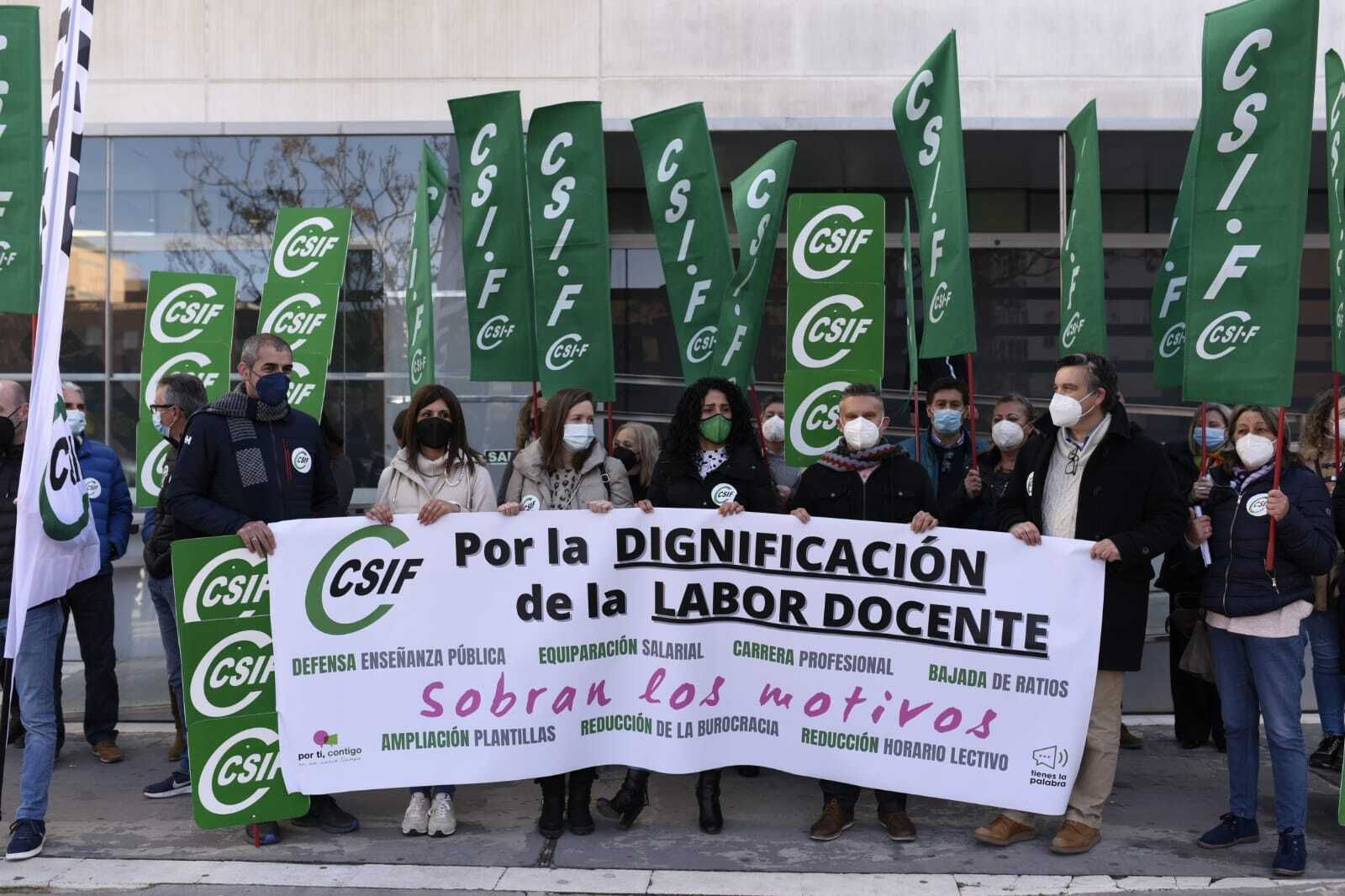 Miembros de CSIF ante las puertas de la Delegación de Educación en Huelva.