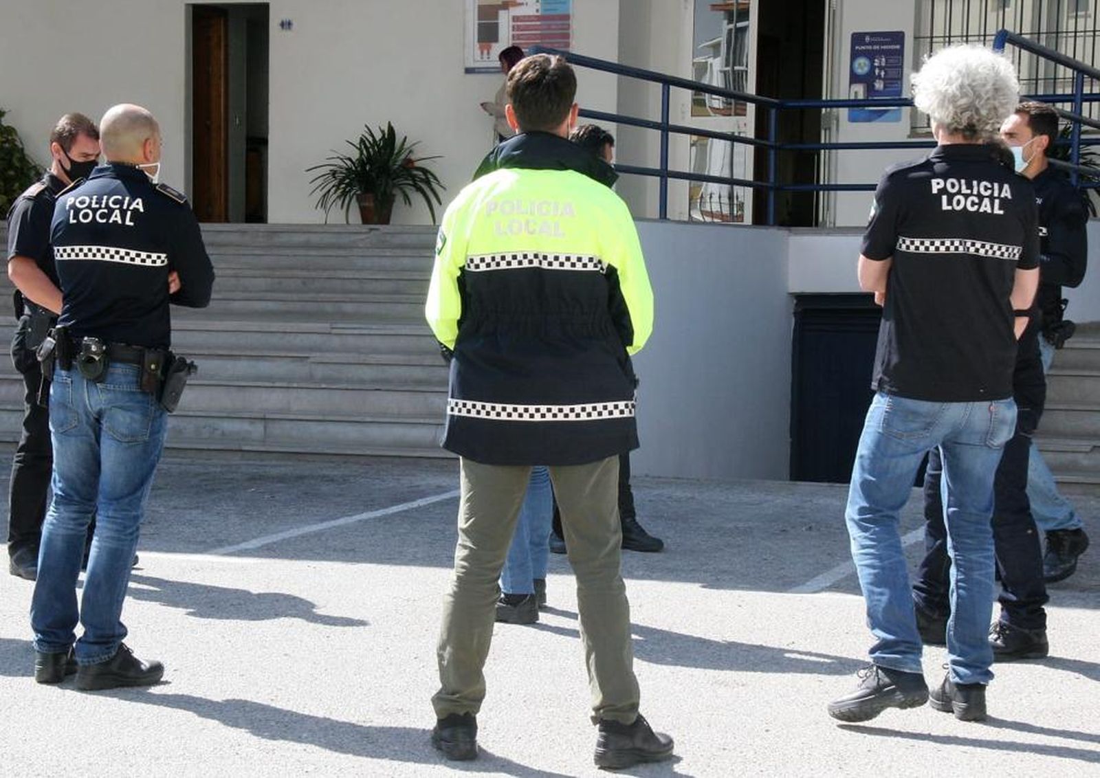 Agentes de la Policía Local de El Puerto de Santa María, con pantalones de paisano en el patio de la Jefatura.