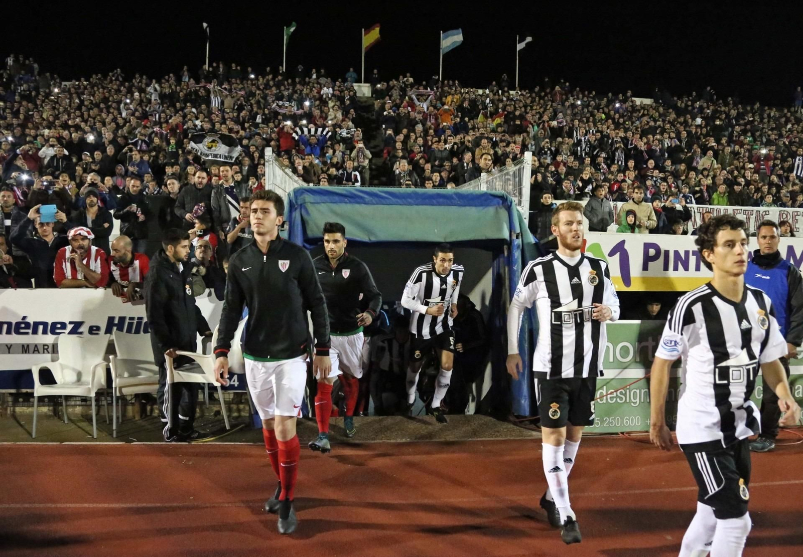 Athletic y Balona saltan al césped del antiguo Municipal.